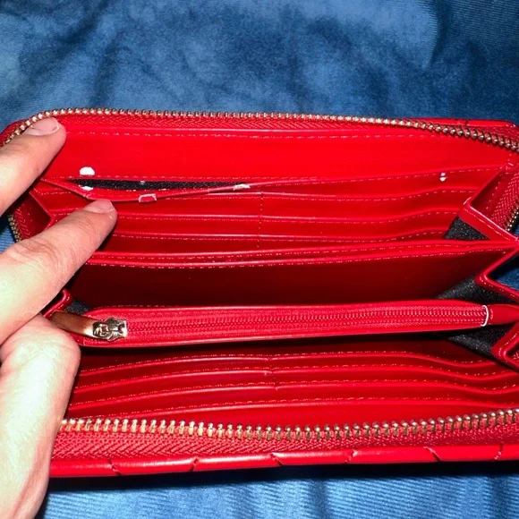Red wallet - Picture 3 of 3